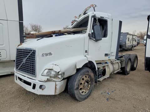 2011 Volvo VNM, VIN 4V4MC9EHXBN535780. Фото 2 з 6 з аукціону Copart. Каталог авто зі США OpenDataCar.