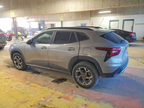 2025 Chevrolet Trax, VIN KL77LHEP8SC131234. Фото 2 з 6 з аукціону Copart. Каталог авто зі США OpenDataCar.