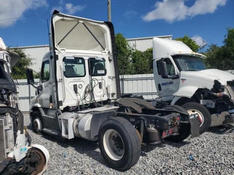 2017 Freightliner Cascadia 113, VIN 3AKBGADV0HSJD0721. Zdjęcie 3 z 6 z aukcji Copart. Katalog aut z USA OpenDataCar.