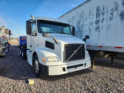 2017 Volvo VNM, VIN 4V4MC9EG6HN992375. Фото 1 з 6 з аукціону Copart. Каталог авто зі США OpenDataCar.