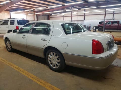2005 Lincoln Town Car, VIN 1LNHM82WX5Y606031. Фото 2 з 6 з аукціону Copart. Каталог авто зі США OpenDataCar.