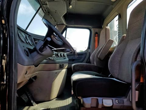 2017 Freightliner Cascadia 125, VIN 1FUJGEDR3HLHZ7985. Zdjęcie 5 z 6 z aukcji Copart. Katalog aut z USA OpenDataCar.