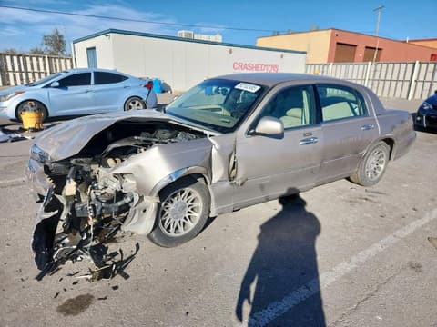 2001 Lincoln Town Car, VIN 1LNHM82W51Y607274. Фото 1 з 6 з аукціону Copart. Каталог авто зі США OpenDataCar.