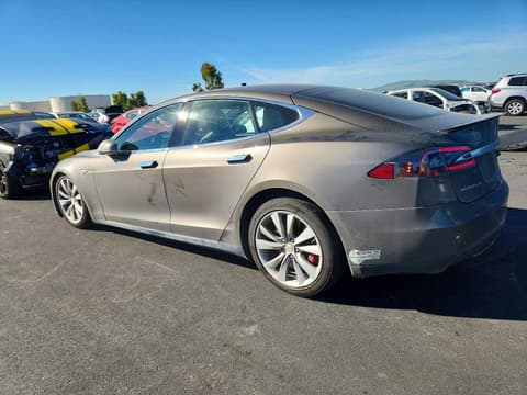 2015 Tesla Model S, VIN 5YJSA1E40FF114985. Фото 2 з 6 з аукціону Copart. Каталог авто зі США OpenDataCar.