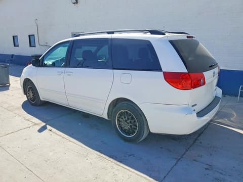 2010 Toyota Sienna, VIN 5TDKK4CC7AS325940. Фото 2 з 6 з аукціону Copart. Каталог авто зі США OpenDataCar.