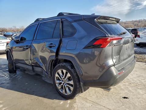 2021 Toyota RAV4, VIN 2T3C1RFV1MC130180. Фото 2 з 6 з аукціону Copart. Каталог авто зі США OpenDataCar.