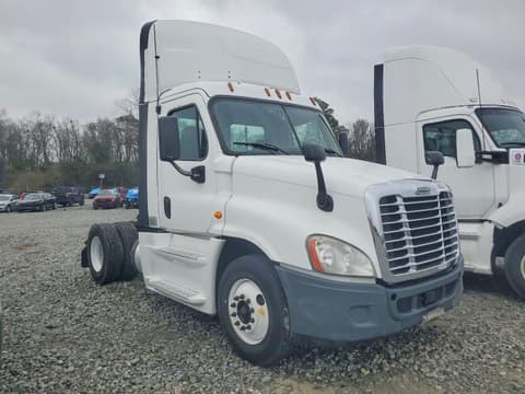 2015 Freightliner Cascadia, VIN 1FUBGEDV6FLGF2420. Фото 1 з 6 з аукціону Copart. Каталог авто зі США OpenDataCar.