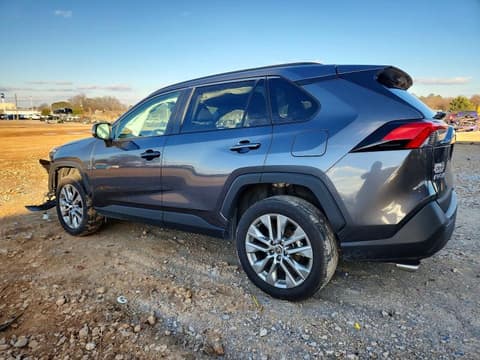 2021 Toyota RAV4, VIN 2T3C1RFV4MC139973. Фото 2 з 6 з аукціону Copart. Каталог авто зі США OpenDataCar.