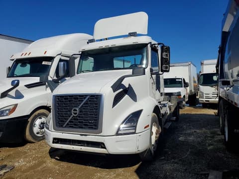 2019 Volvo VNR, VIN 4V4W19DF2KN217893. Фото 2 из 6 с аукциона Copart. Каталог авто из США OpenDataCar.