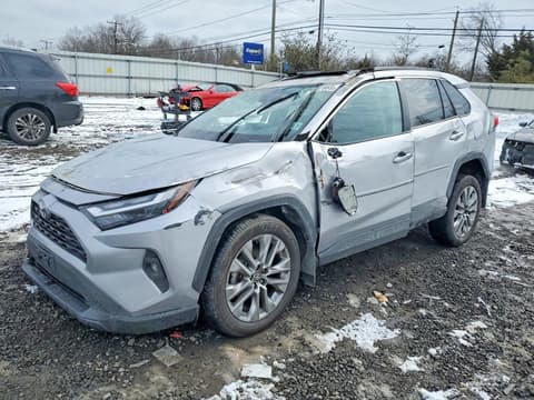 2022 Toyota RAV4, VIN 2T3A1RFV4NC318927. Фото 1 з 6 з аукціону Copart. Каталог авто зі США OpenDataCar.