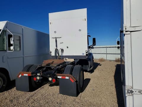 2017 Peterbilt tractor , VIN 1NPBAH8XXHD421470. Фото 4 из 6 с аукциона Copart. Каталог авто из США OpenDataCar.