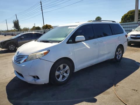 2017 Toyota Sienna, VIN 5TDKZ3DC5HS807224. Фото 1 з 6 з аукціону Copart. Каталог авто зі США OpenDataCar.