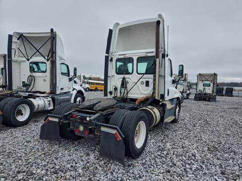 2015 Freightliner Cascadia, VIN 1FUBGEDV4FLGH4769. Zdjęcie 4 z 6 z aukcji Copart. Katalog aut z USA OpenDataCar.