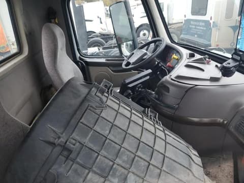2016 Volvo VNM, VIN 4V4M19EG3GN966840. Фото 5 з 6 з аукціону Copart. Каталог авто зі США OpenDataCar.