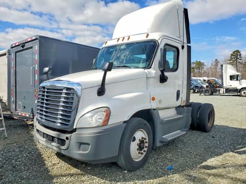2015 Freightliner Cascadia, VIN 1FUBGEDV8FLGH4743. Photo 2 of 6 from Copart auction. OpenDataCar US salvage catalog.