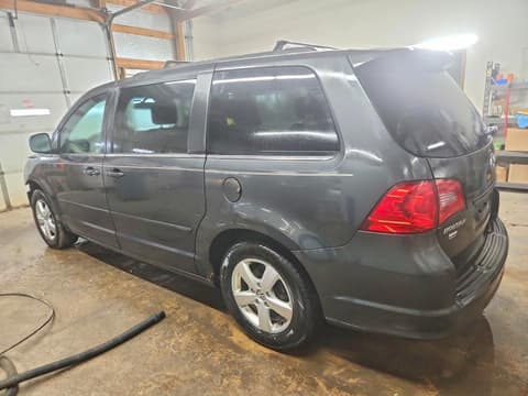 2011 Volkswagen Routan, VIN 2V4RW3DG7BR767079. Фото 2 из 6 с аукциона Copart. Каталог авто из США OpenDataCar.