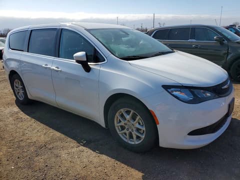 2022 Chrysler Voyager, VIN 2C4RC1CG0NR104160. Фото 4 з 6 з аукціону Copart. Каталог авто зі США OpenDataCar.