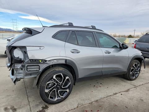 2025 Chevrolet Trax, VIN KL77LJEPXSC202067. Фото 3 з 6 з аукціону Copart. Каталог авто зі США OpenDataCar.