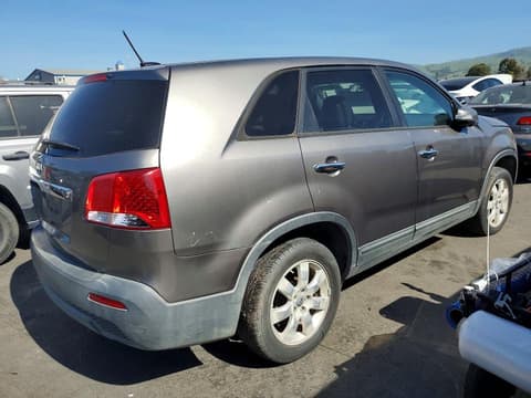2013 Kia Sorento, VIN 5XYKT4A11DG398365. Zdjęcie 3 z 6 z aukcji Copart. Katalog aut z USA OpenDataCar.