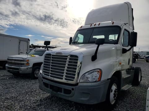 2016 Freightliner Cascadia 125, VIN 1FUBGEDV5GLHC5665. Фото 2 из 6 с аукциона Copart. Каталог авто из США OpenDataCar.
