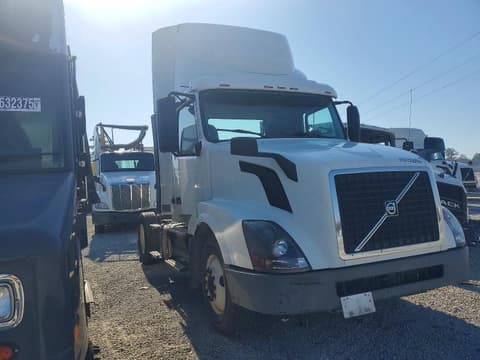 2017 Volvo VNL, VIN 4V4N39TG5HN987983. Фото 1 из 6 с аукциона Copart. Каталог авто из США OpenDataCar.