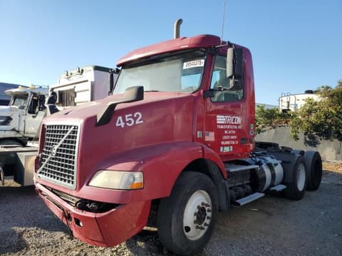 2015 Volvo VNM, VIN 4V4MC9DFXFN917829. Фото 2 з 6 з аукціону Copart. Каталог авто зі США OpenDataCar.