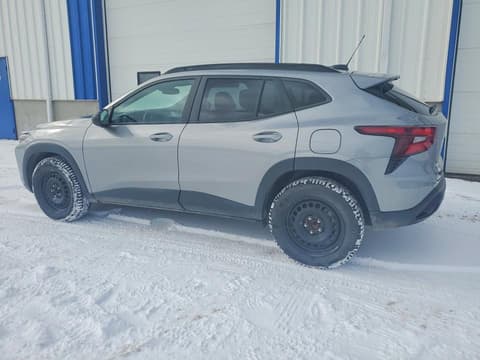 2025 Chevrolet Trax, VIN KL77LJE2XSC107237. Фото 2 з 6 з аукціону Copart. Каталог авто зі США OpenDataCar.