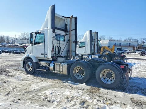 2020 Volvo VNR, VIN 4V4WC9EG8LN266700. Zdjęcie 3 z 6 z aukcji Copart. Katalog aut z USA OpenDataCar.