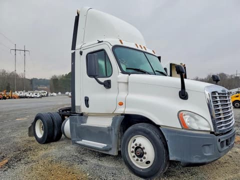 2016 Freightliner Cascadia 125, VIN 1FUBGEDV1GLHC5615. Фото 1 из 6 с аукциона Copart. Каталог авто из США OpenDataCar.