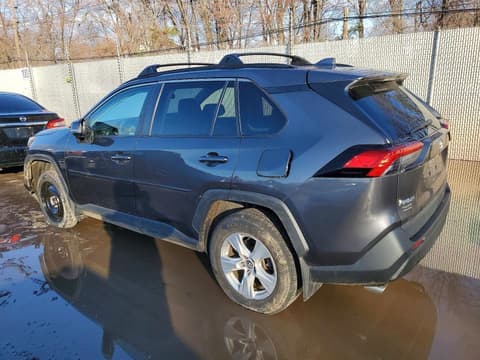 2021 Toyota RAV4, VIN 2T3P1RFV3MW166386. Фото 2 з 6 з аукціону Copart. Каталог авто зі США OpenDataCar.