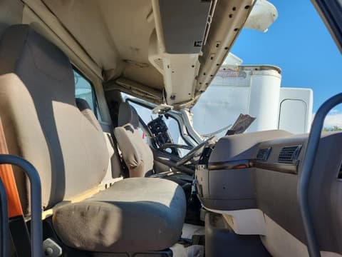 2017 Volvo VNM, VIN 4V4MC9EH9HN987230. Фото 5 з 6 з аукціону Copart. Каталог авто зі США OpenDataCar.