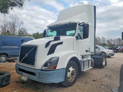2018 Volvo VNL, VIN 4V4N39TG7JN892556. Фото 2 з 6 з аукціону Copart. Каталог авто зі США OpenDataCar.