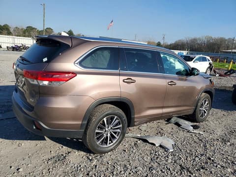 2018 Toyota Highlander, VIN 5TDKZRFH3JS235099. Фото 3 з 6 з аукціону Copart. Каталог авто зі США OpenDataCar.