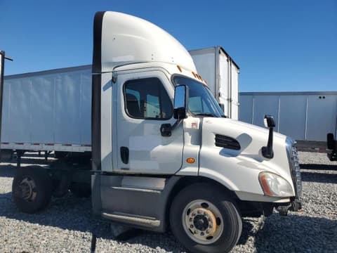 2018 Freightliner Cascadia 113, VIN 3AKBGADV7JSJN2869. Фото 1 из 6 с аукциона Copart. Каталог авто из США OpenDataCar.