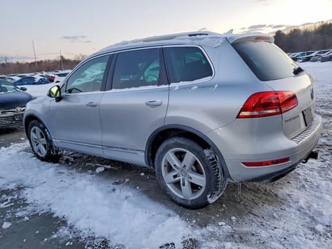 2012 Volkswagen Touareg, VIN WVGEF9BP7CD007796. Фото 2 из 6 с аукциона Copart. Каталог авто из США OpenDataCar.
