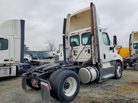 2016 Freightliner Cascadia 125, VIN 1FUBGEDV1GLHC5615. Фото 4 из 6 с аукциона Copart. Каталог авто из США OpenDataCar.