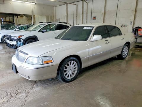 2007 Lincoln Town Car, VIN 1LNHM81V47Y623189. Фото 1 з 6 з аукціону Copart. Каталог авто зі США OpenDataCar.