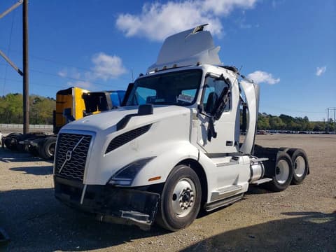 2025 Volvo VN, VIN 4V4NC9EH2SN671096. Фото 2 з 6 з аукціону Copart. Каталог авто зі США OpenDataCar.