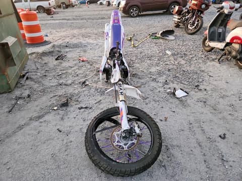 2024 Yamaha YZ450, VIN JYACJ34C6RA011636. Фото 2 з 6 з аукціону Copart. Каталог авто зі США OpenDataCar.