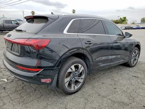 2021 Audi e-tron, VIN WA1LAAGE8MB000544. Zdjęcie 3 z 6 z aukcji Copart. Katalog aut z USA OpenDataCar.