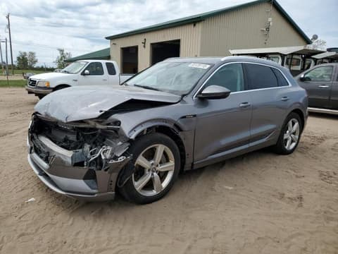 2019 Audi e-tron, VIN WA1LAAGE8KB024677. Фото 1 из 6 с аукциона Copart. Каталог авто из США OpenDataCar.