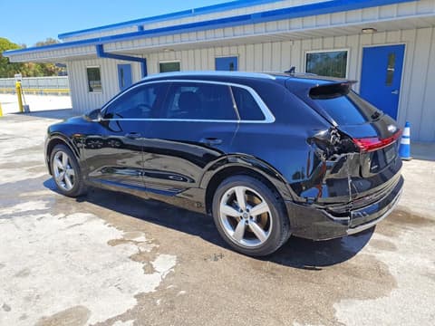 2019 Audi e-tron, VIN WA1LAAGE2KB010225. Фото 2 из 6 с аукциона Copart. Каталог авто из США OpenDataCar.