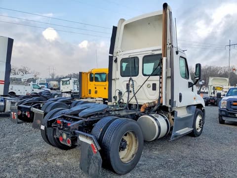 2016 Freightliner Cascadia 125, VIN 1FUBGEDV6GLHC5822. Фото 4 из 6 с аукциона Copart. Каталог авто из США OpenDataCar.