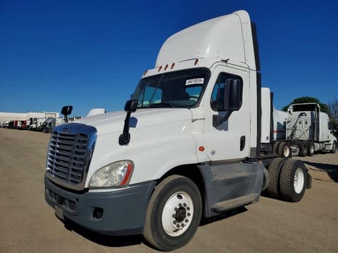 2016 Freightliner Cascadia, VIN 1FUBGEDV2GLHC5753. Photo 2 of 6 from Copart auction. OpenDataCar US salvage catalog.