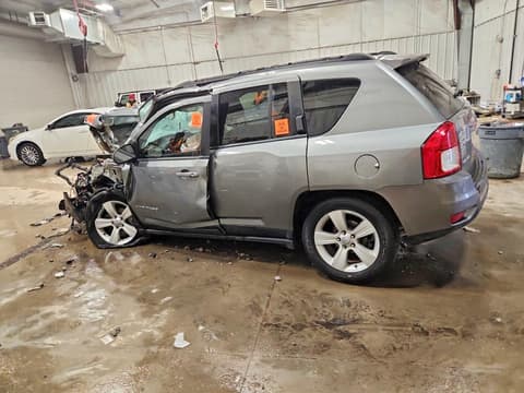 2013 Jeep Compass, VIN 1C4NJDEB1DD196467. Фото 2 з 6 з аукціону Copart. Каталог авто зі США OpenDataCar.
