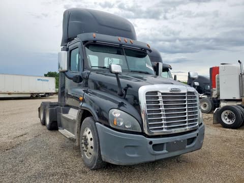 2017 Freightliner Cascadia 125, VIN 1FUJGEDR3HLHZ7985. Zdjęcie 1 z 6 z aukcji Copart. Katalog aut z USA OpenDataCar.