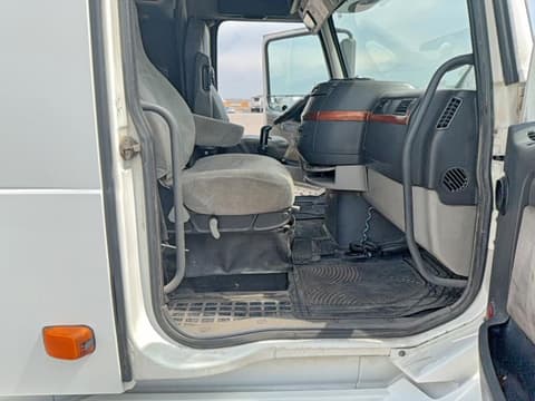 2006 Volvo VNL, VIN 4V4NC9GH16N431380. Фото 5 з 6 з аукціону Copart. Каталог авто зі США OpenDataCar.