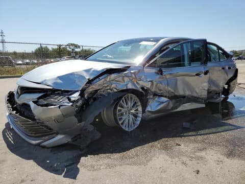 2018 Toyota Camry, VIN 4T1B11HKXJU061749. Фото 1 з 6 з аукціону Copart. Каталог авто зі США OpenDataCar.