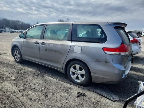 2013 Toyota Sienna, VIN 5TDZK3DC6DS317579. Фото 2 из 6 с аукциона Copart. Каталог авто из США OpenDataCar.