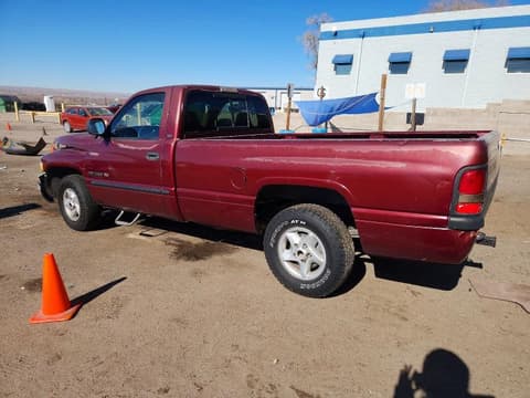 2000 Dodge Ram 1500, VIN 1B7HC16Y0YS564650. Фото 2 з 6 з аукціону Copart. Каталог авто зі США OpenDataCar.